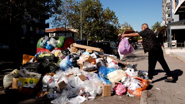 İzmir Karşıyaka'da toplanmayan çöpler tepkiye neden oldu - Sputnik Türkiye