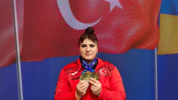  Tuana Süren, genç kadınlar +86 kilo kategorisinde 3 altın madalya kazandı - Sputnik Türkiye