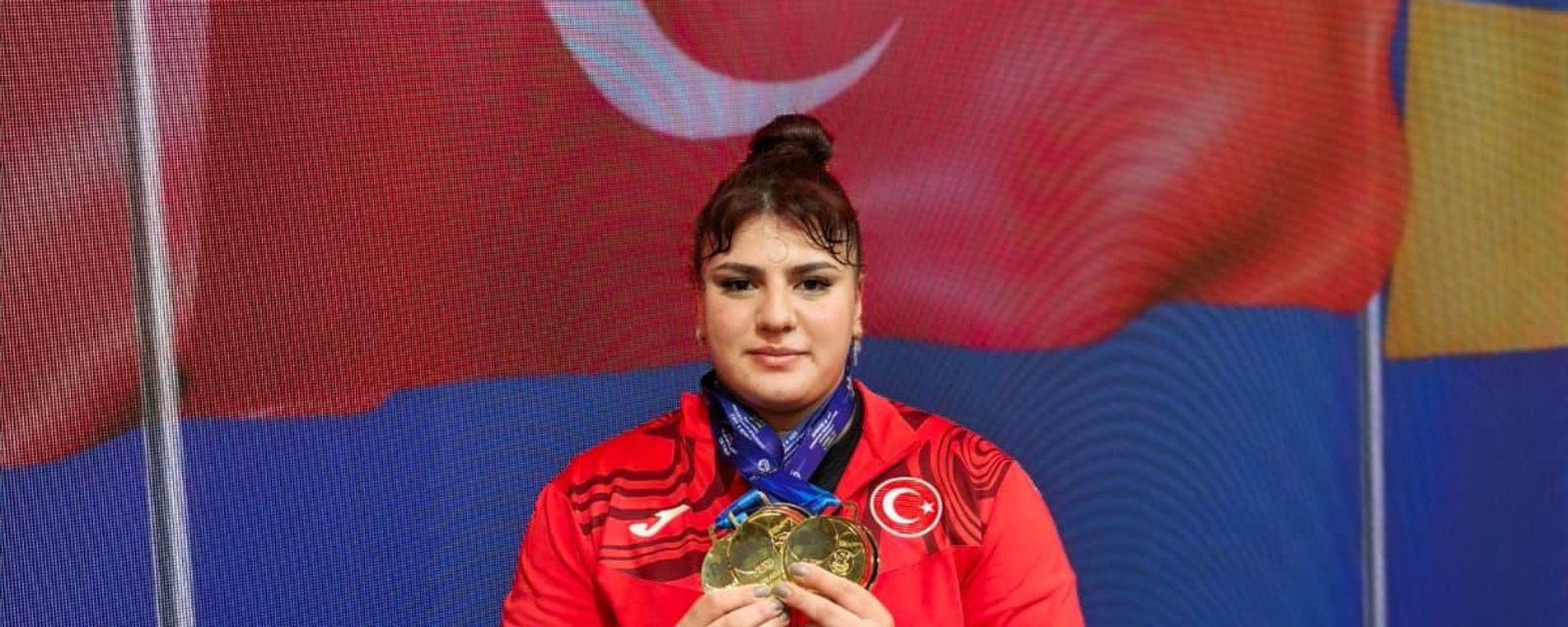  Tuana Süren, genç kadınlar +86 kilo kategorisinde 3 altın madalya kazandı - Sputnik Türkiye, 1920, 18.10.2026