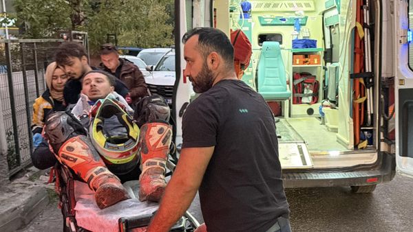 Eskişehir'de polisin dur ihtarına uymayarak motosikletiyle kaçan sürücü başka bir polis aracına çarparak yaralandı - Sputnik Türkiye