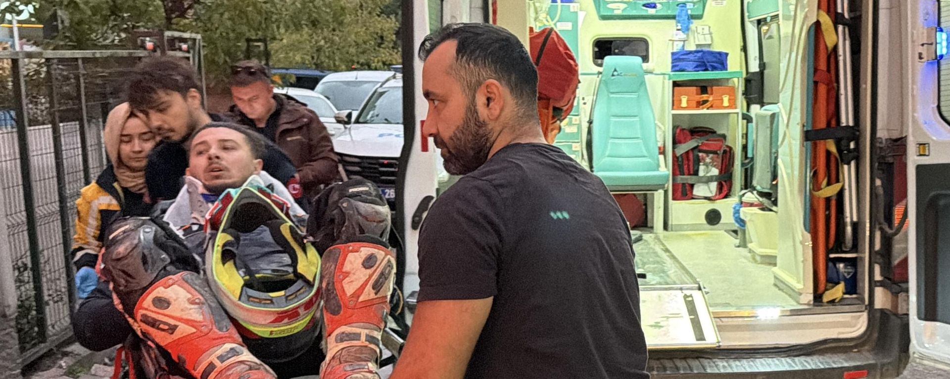 Eskişehir'de polisin dur ihtarına uymayarak motosikletiyle kaçan sürücü başka bir polis aracına çarparak yaralandı - Sputnik Türkiye, 1920, 18.10.2026