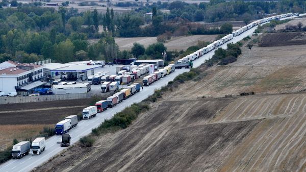 Hamzabeyli'de TIR kuyruğu 27 kilometreye ulaştı - Sputnik Türkiye