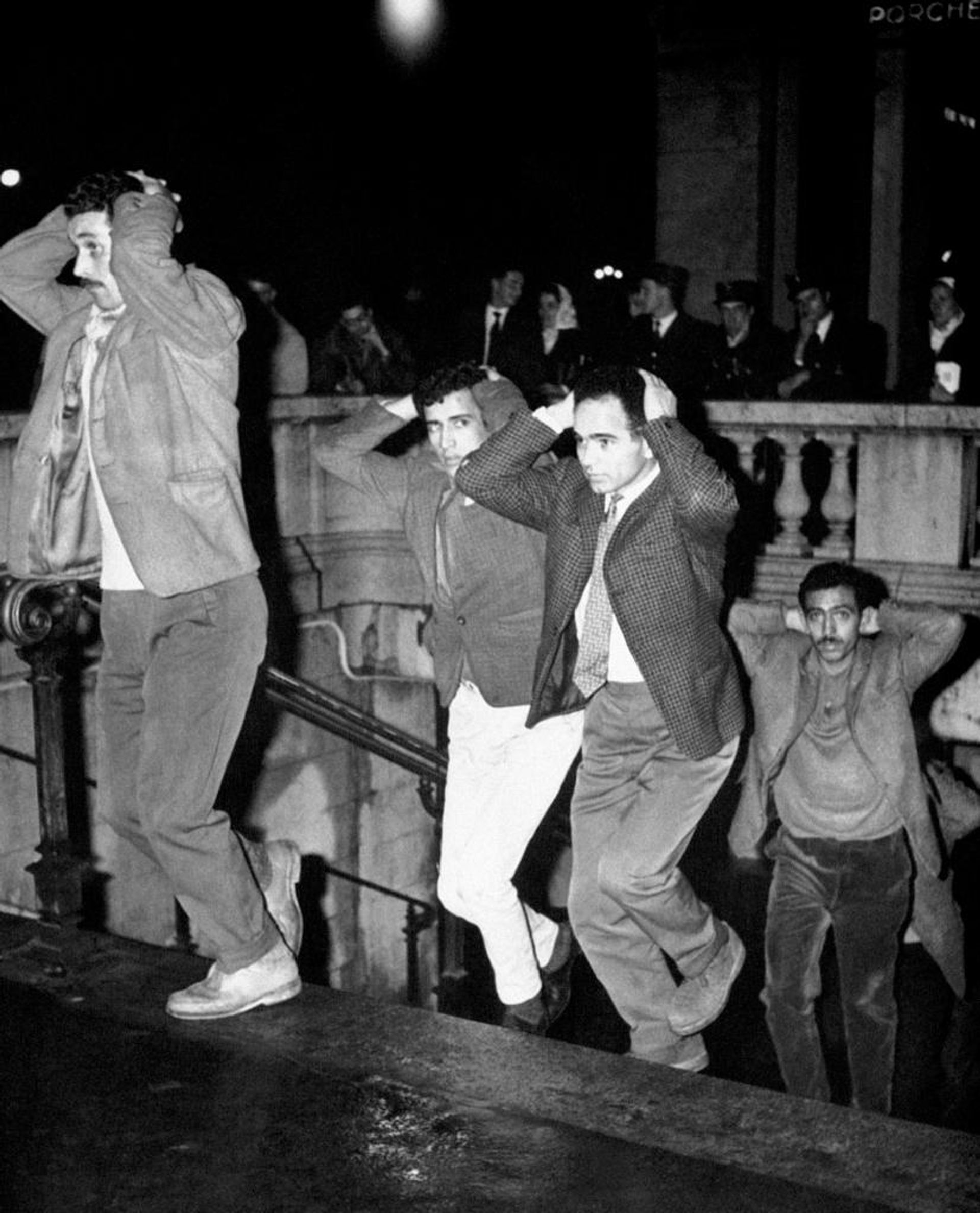 1961 yılında Paris'te Cezayirli protestoculara yönelik gerçekleştirilen ve çok sayıda kişinin yaralanmasına yol açan polis müdahalesi - Sputnik Türkiye, 1920, 20.10.2026