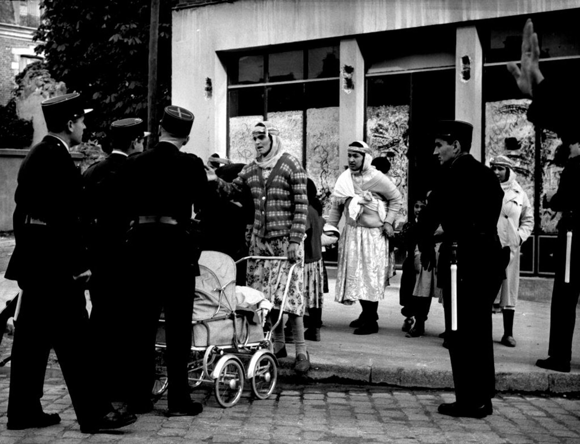 1961 yılında Paris'te Cezayirli protestoculara yönelik gerçekleştirilen ve çok sayıda kişinin yaralanmasına yol açan polis müdahalesi - Sputnik Türkiye, 1920, 20.10.2026