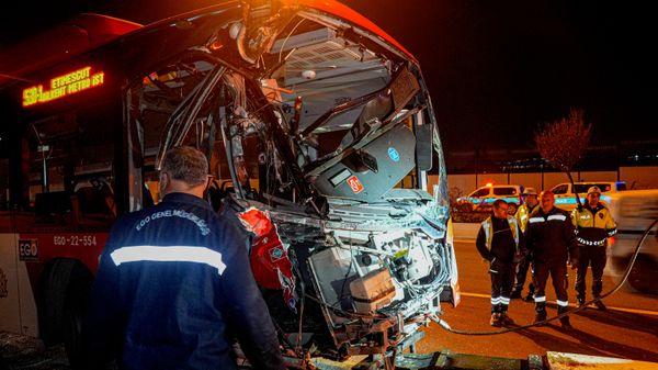Ankara'nın Etimesgut ilçesinde belediye otobüsünün yaya üst geçidinin ayağına çarpması sonucu ilk belirlemelere göre 24 kişi yaralandı.  - Sputnik Türkiye