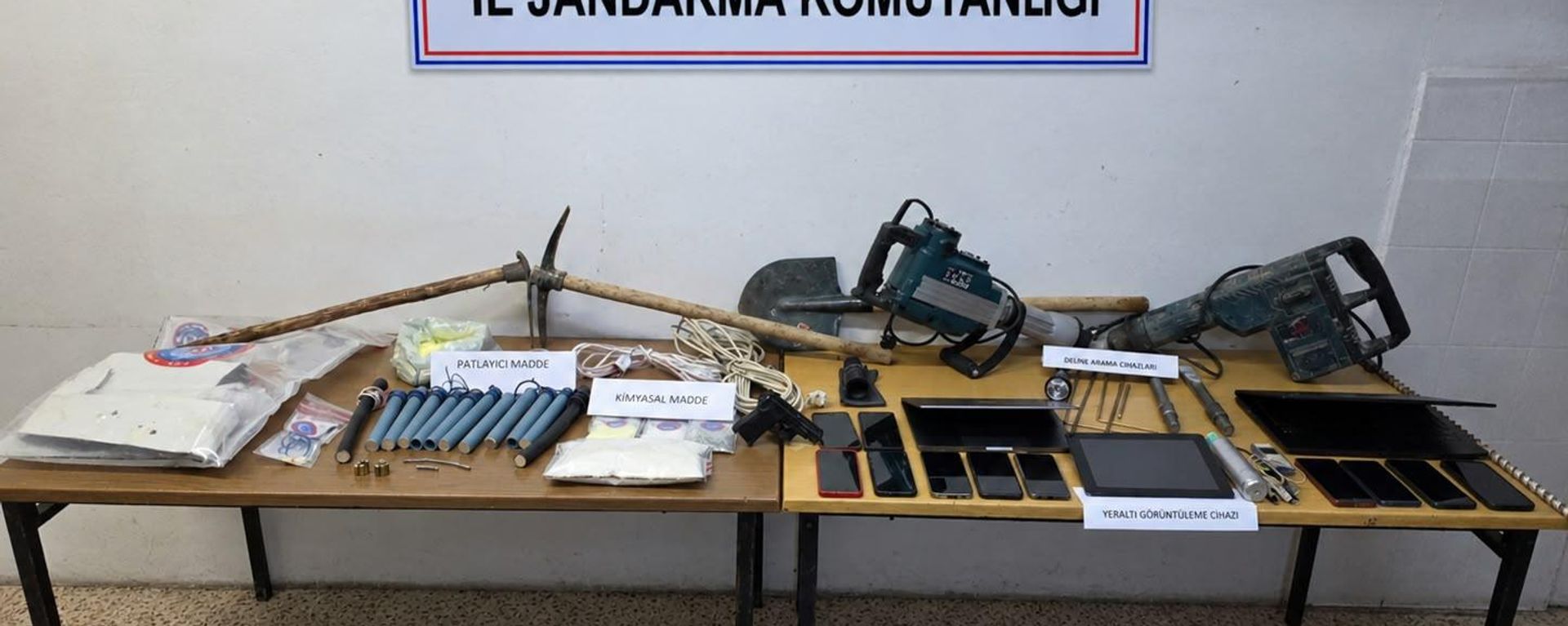 Manisa'nın Gördes ilçesinde define aramak amacıyla patlayıcı ve iş makinesi kullanarak kaçak kazı yapan 8 şüpheli suçüstü yakalandı - Sputnik Türkiye, 1920, 21.10.2026