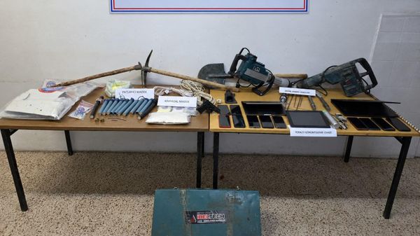 Manisa'nın Gördes ilçesinde define aramak amacıyla patlayıcı ve iş makinesi kullanarak kaçak kazı yapan 8 şüpheli suçüstü yakalandı - Sputnik Türkiye