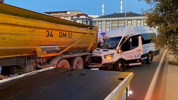 İstanbul'da servis minibüsü kamyona çarptı: Yaralılar var  - Sputnik Türkiye