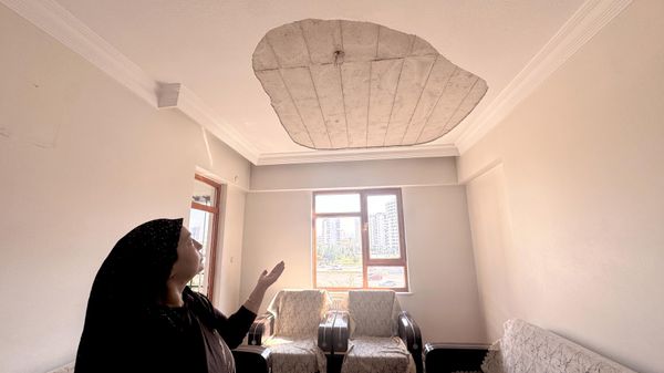 Kayseri'de evinin salonunda oturan kadının üzerine tavan çöktü: Tek gözünü kaybetti, burnu kırıldı, hastanede - Sputnik Türkiye