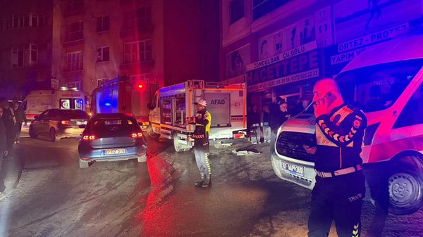 Zonguldak'ta çöken binanın enkazında kalan 1 kişi kurtarıldı, 1 kişi için arama çalışması başlatıldı - Sputnik Türkiye