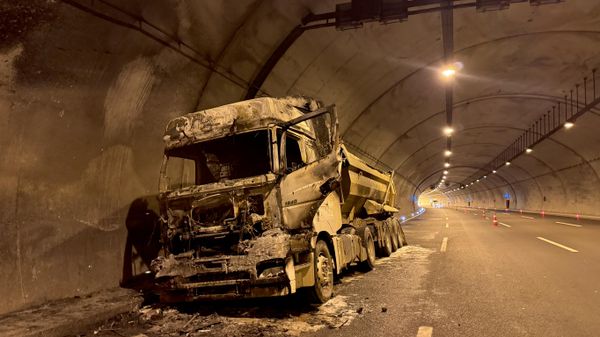 Kuzey Marmara Otoyolu'nun Kocaeli kesiminde seyir halindeki TIR'da çıkan yangın söndürüldü - Sputnik Türkiye