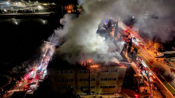 Tuzla'da ayakkabı fabrikasında korkutan yangın: Alevler 2 metreye ulaştı, 8 noktadan müdahale sürüyor - Sputnik Türkiye