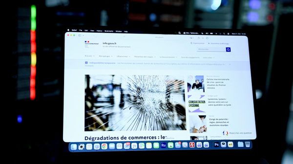 Fransız hükümet sitesine erişim de engellendi - Sputnik Türkiye