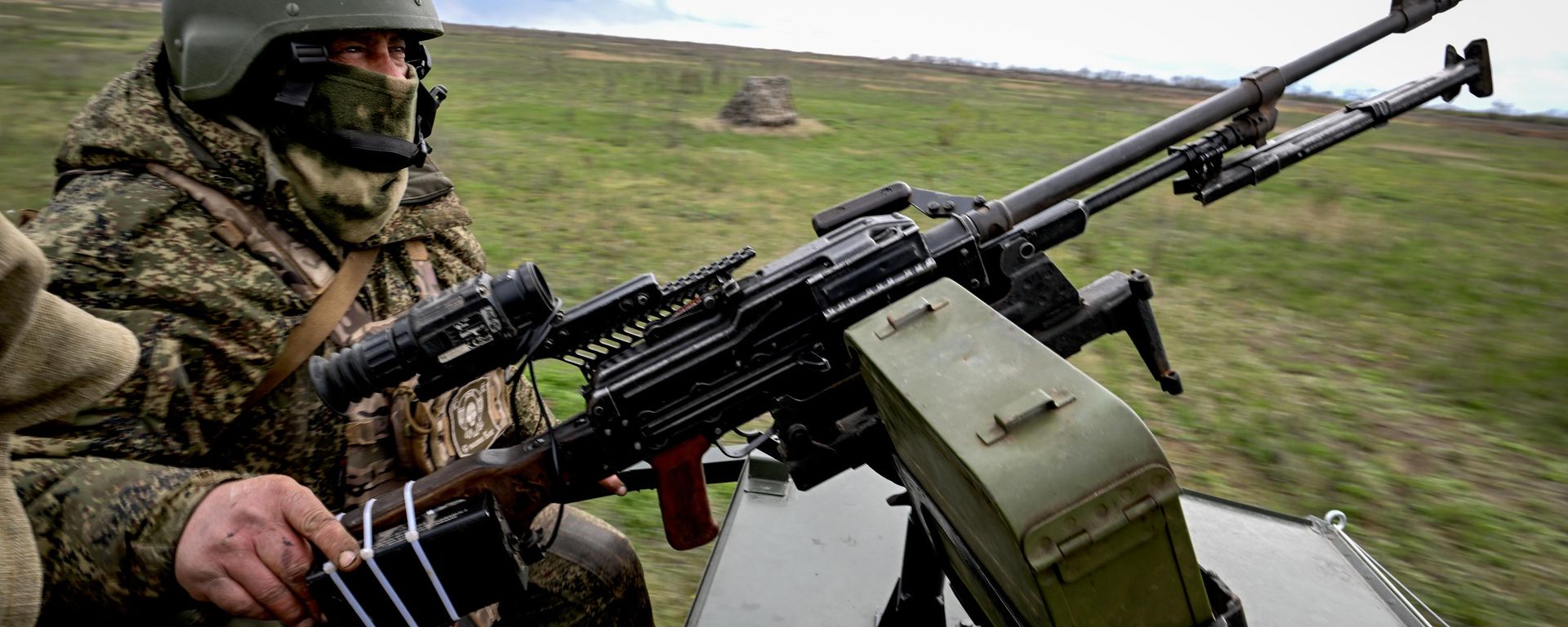 A Russian serviceman of a mobile fire unit of the Yug Group of Forces is seen at a position in the Konstantinovka sector of the front line amid Russia's military operation in Ukraine. - Sputnik Türkiye, 1920, 22.10.2026
