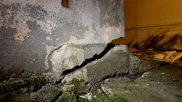 Mersin'in Yenişehir ilçesinde farklı bölümlerinde çatlaklar oluştuğu tespit edilen 3 katlı binadakiler tahliye edildi. - Sputnik Türkiye