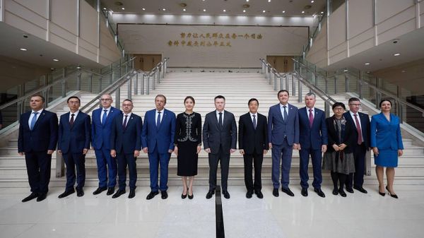 Rusya Federasyonu Yüksek Mahkemesi Başkanı İgor Krasnov, Çin’e gerçekleştirdiği resmi ziyaret kapsamında Şanghay’daki yerel yargı kurumlarının çalışmalarını yerinde inceledi.  - Sputnik Türkiye