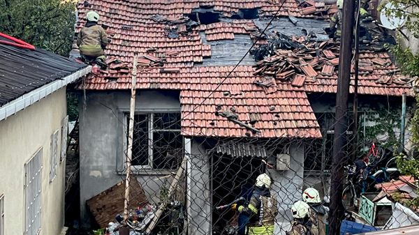 Maltepe'de gecekondu yangını: Mahsur kalan  12 yaşındaki çocuk hayatını kaybetti - Sputnik Türkiye
