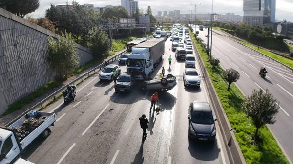 TEM Otoyolu'nda zincirleme kaza: 5 araç birbirine girdi, biri takla attı: Trafik kilitlendi - Sputnik Türkiye