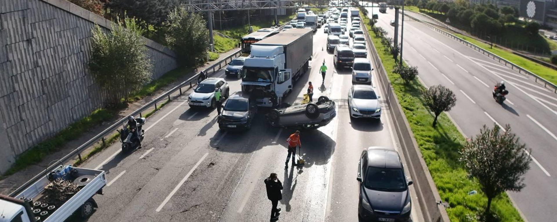 TEM Otoyolu'nda zincirleme kaza: 5 araç birbirine girdi, biri takla attı: Trafik kilitlendi - Sputnik Türkiye, 1920, 24.10.2026