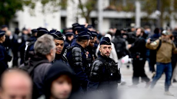 Fransa'da protestolar öncesi güvenlik önlemleri artırıldı: 70 bin polis görevlendirildi - Sputnik Türkiye