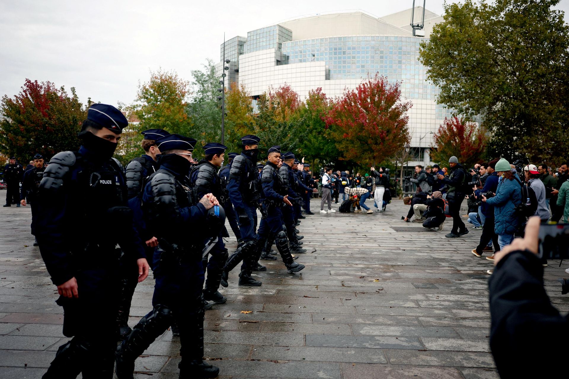 Fransa'da protestolar öncesi güvenlik önlemleri artırıldı: 70 bin polis görevlendirildi - Sputnik Türkiye, 1920, 24.10.2026
