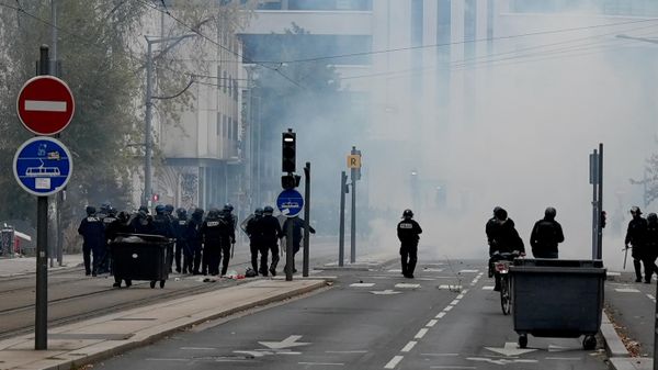 Lyon'da göstericiler güvenlik önlemleri altında protestolara devam ediyor
 - Sputnik Türkiye