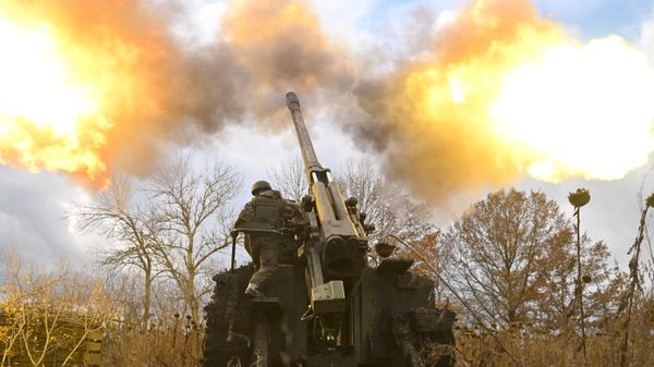 Soldiers of the artillery crew of self-propelled guns in the course of a combat mission in the Kharkiv region. - Sputnik Türkiye