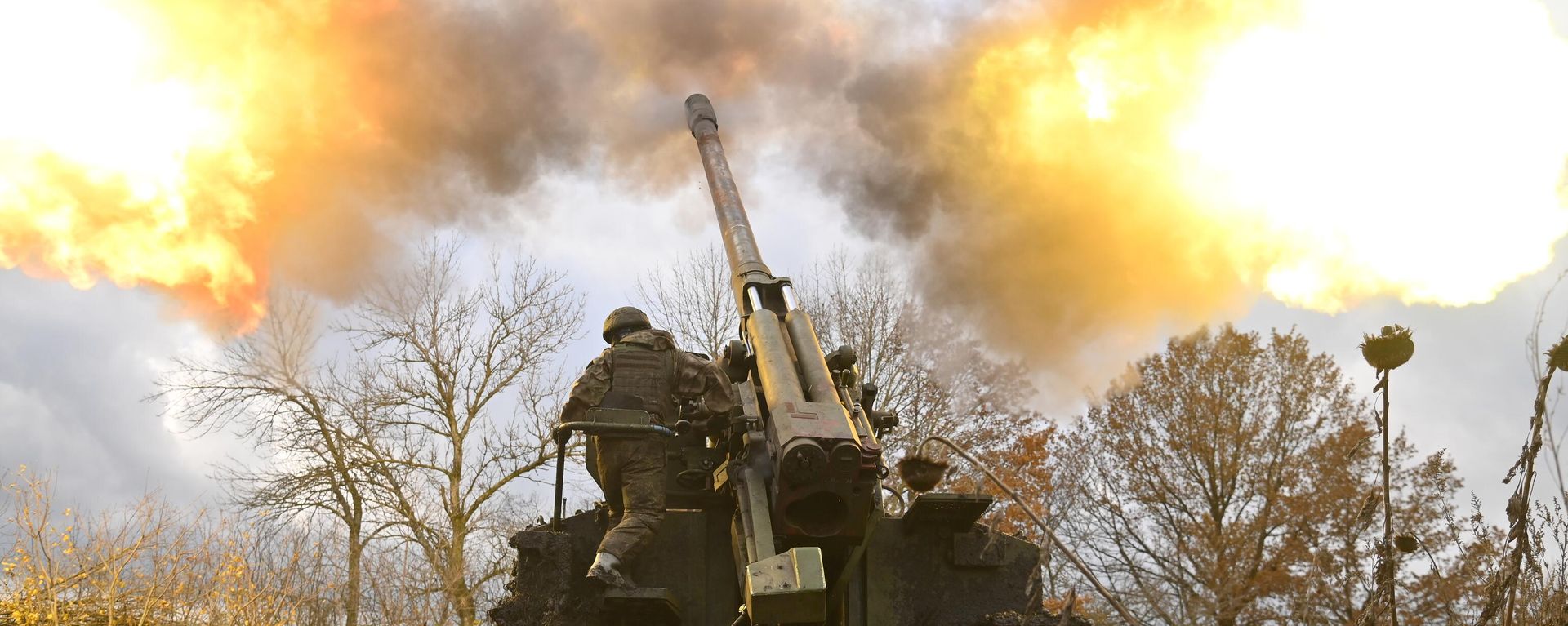 Soldiers of the artillery crew of self-propelled guns in the course of a combat mission in the Kharkiv region. Soldiers of the artillery crew of self-propelled guns in the course of a combat mission in the Kharkiv region. - Sputnik Türkiye, 1920, 25.10.2026