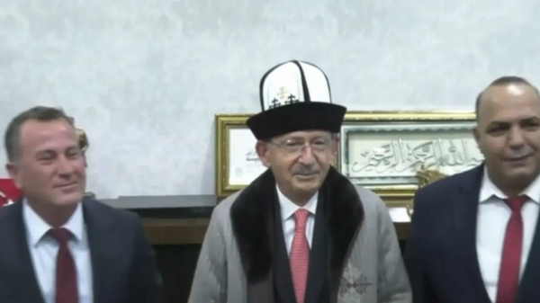 Kılıçdaroğlu Kırgız kıyafetleriyle - Sputnik Türkiye