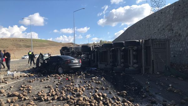 Ağrı'da şeker pancarı yüklü tır ile otomobil çarpıştı: 4 ölü - Sputnik Türkiye