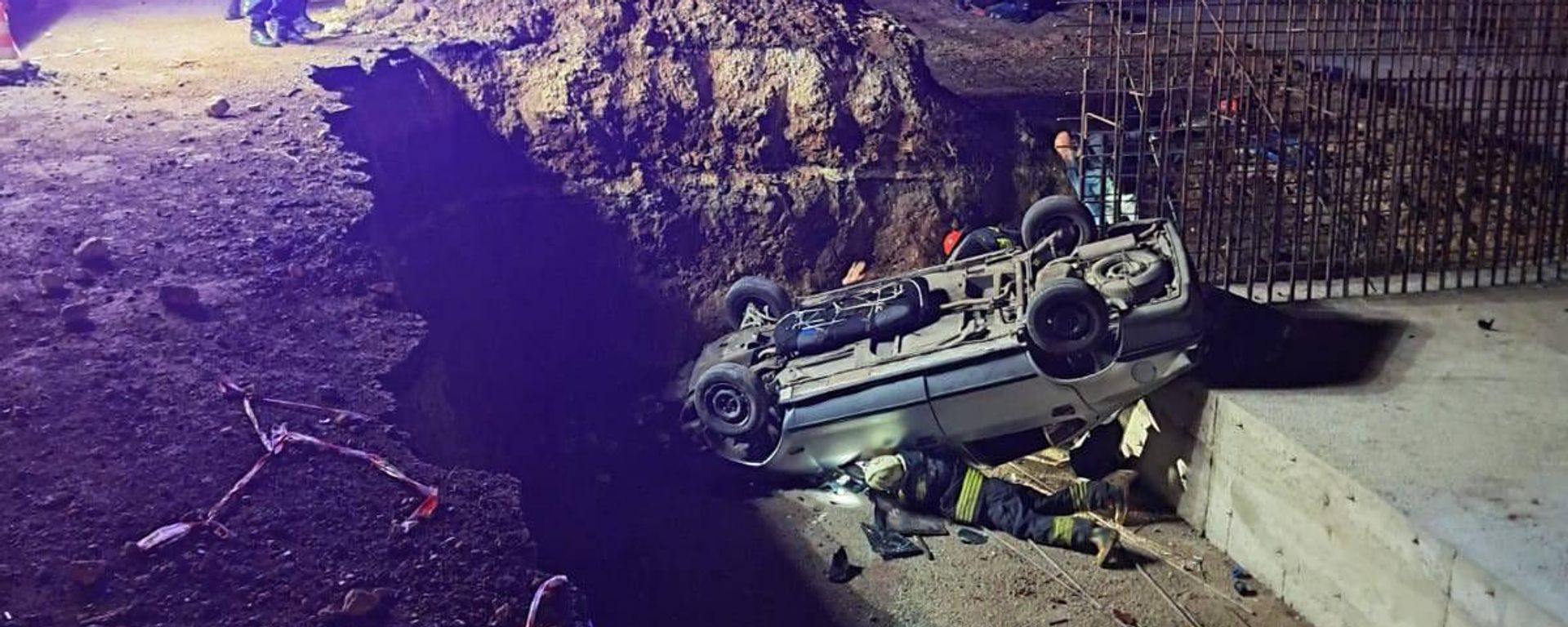 Eskişehir'de yol çalışması için kazılan çukura otomobil düştü - Sputnik Türkiye, 1920, 25.10.2026