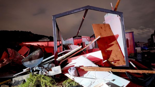 Antalya'nın Kepez ilçesinde etkili olan hortumda parçalanan iki konteynerde bulunan 4 işçi hayatını kaybetti, 1 işçi yaralandı. Hortumda, inşaat işçilerinin kaldığı iki konteyner zarar gördü.  - Sputnik Türkiye