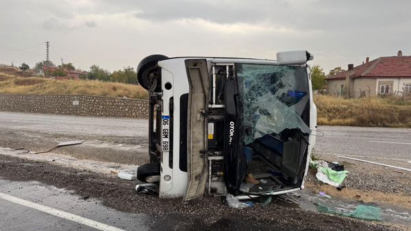 Kırıkkale'de midibüs devrildi: 1'i ağır 15 kişi yaralandı - Sputnik Türkiye