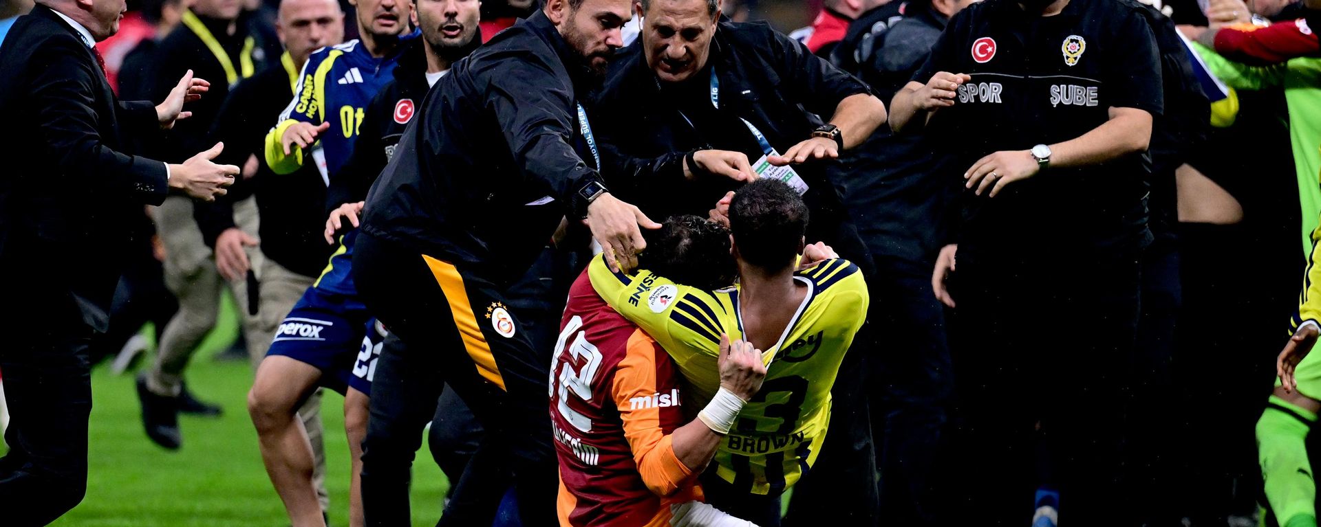 Galatasaray-Fenerbahçe derbisi sonrası kavga çıktı - Sputnik Türkiye, 1920, 27.10.2026