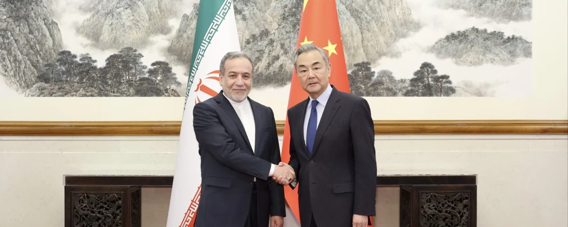 Chinese Foreign Minister Wang Yi (right) with Iranian counterpart Abbas Araghchi in Beijing in April 2025 - Sputnik Türkiye, 1920, 27.10.2026