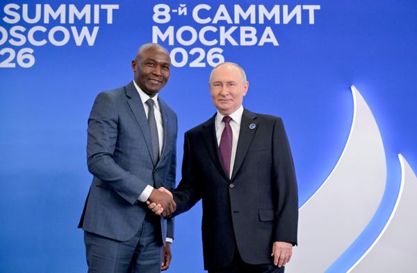 Rusya Devlet Başkanı Vladimir Putin, 8. Gaz İhraç Eden Ülkeler Forumu Zirvesi'ne katılan heyet başkanlarının resmi karşılama töreninde. Solda: Gaz İhraç Eden Ülkeler Forumu (GECF) Genel Sekreteri Filip Mşelbila - Sputnik Türkiye
