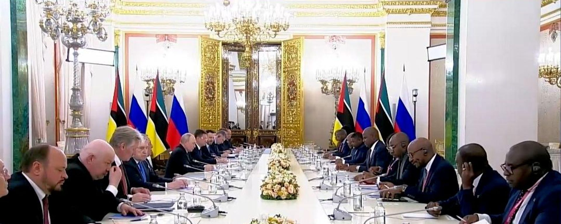 Putin ve Mozambik Cumhurbaşkanı Şapo, uluslararası gündemi görüştü - Sputnik Türkiye, 1920, 27.10.2026