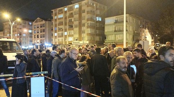 Kocaeli'nin Karamürsel ilçesinde 7 katlı bina tedbiren boşaltıldı.  - Sputnik Türkiye