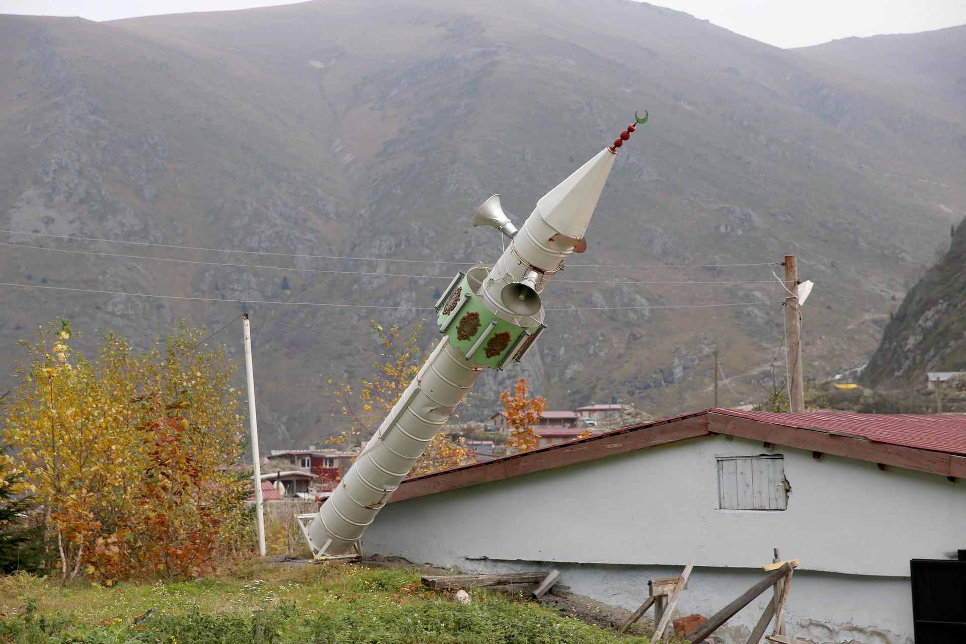 Rize'de çığ riskine karşı çelik varilden yapılan minare bu kış öncesi yine yatırıldı - Sputnik Türkiye, 1920, 28.10.2026