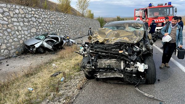 Çorum'un Alaca ilçesinde iki otomobilin çarpışması sonucu 4 kişi öldü, 2 kişi yaralandı - Sputnik Türkiye