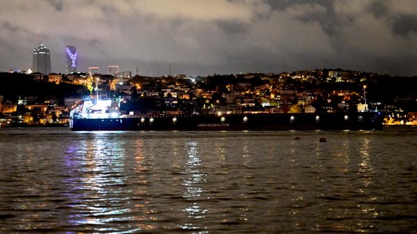 İstanbul Boğazı'nda gemi trafiği, Saint Kitts ve Nevis bayraklı 139 metre uzunluğundaki Alisuvar Mammadov adlı kargo gemisinin makine arızası nedeniyle çift yönde geçici olarak askıya alındı. - Sputnik Türkiye