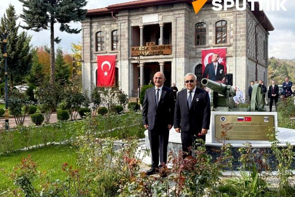 Rusya’nın Ankara Büyükelçisi Sergey Verşinin, Kalecik’te Kurtuluş Savaşı’nda kullanılan Rus yapımı topun anı plaketi töreninde  - Sputnik Türkiye