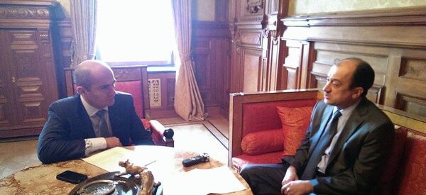 Yazar Amur Gadjiev ve Türkiye Cumhuriyeti’nin Moskova Büyükelçisi  Ümit Yardım - Sputnik Türkiye