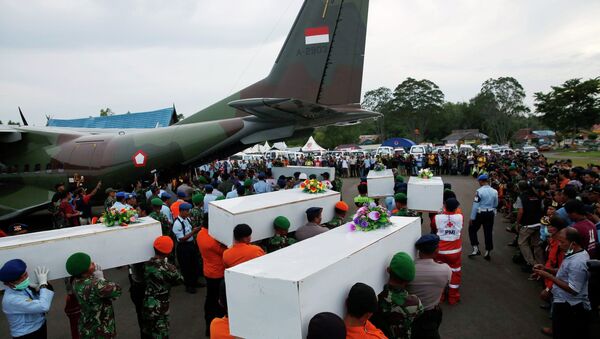 Endonezya'da düşen uçaktan 22 kişinin cansız bedeni çıkarıldı - Sputnik Türkiye