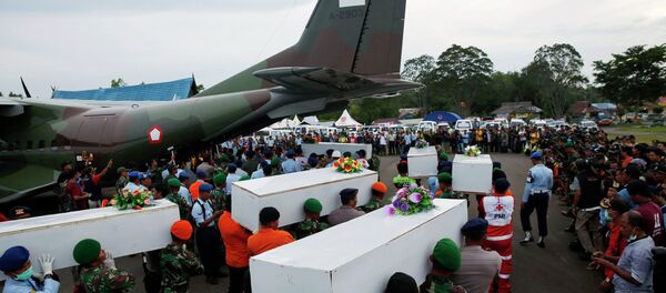 Endonezya'da düşen uçaktan 22 kişinin cansız bedeni çıkarıldı - Sputnik Türkiye
