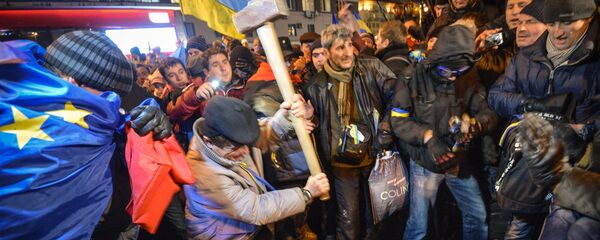 Kiev'de AB yanlıları, Lenin heykeline saldırdı - Sputnik Türkiye