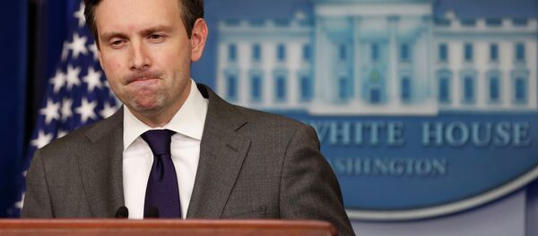 Beyaz Saray Sözcüsü Josh Earnest - Sputnik Türkiye