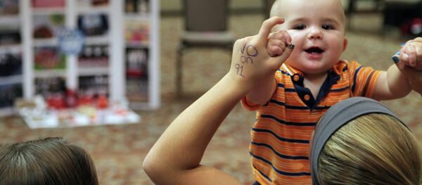 Çalışan anne-kreş Çalışan anne-kreş - Sputnik Türkiye