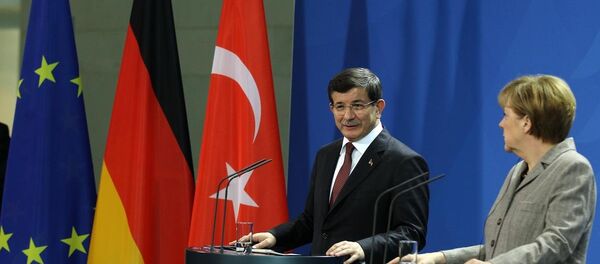 Türkiye Başbakanı Ahmet Davutoğlu ve Almanya Başbakanı Angela Merkel - Sputnik Türkiye