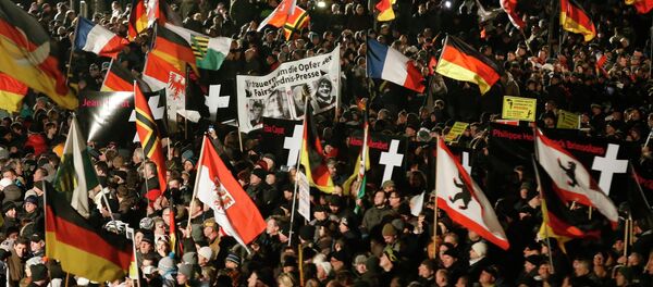 PEGİDA  Dresden'de göçmenlere karşı yürüdü - Sputnik Türkiye